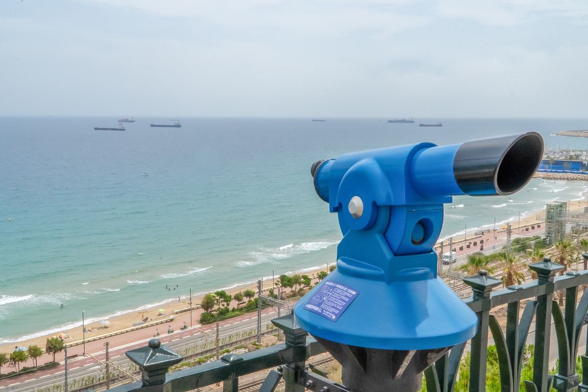 Longue-vue du Balcó del Mediterrani orientée vers la plage du Miracle.