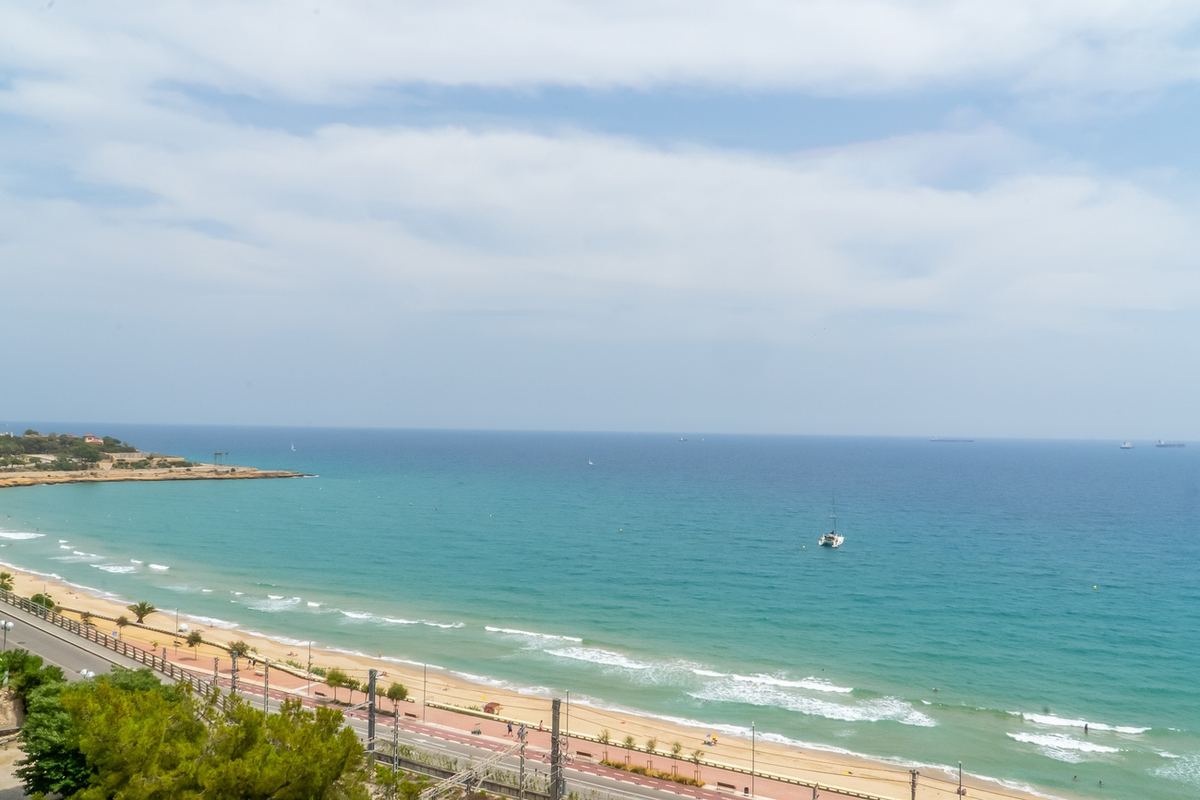 Plage du Miracle et la côte de Tarragone depuis le Balcó del Mediterrani.