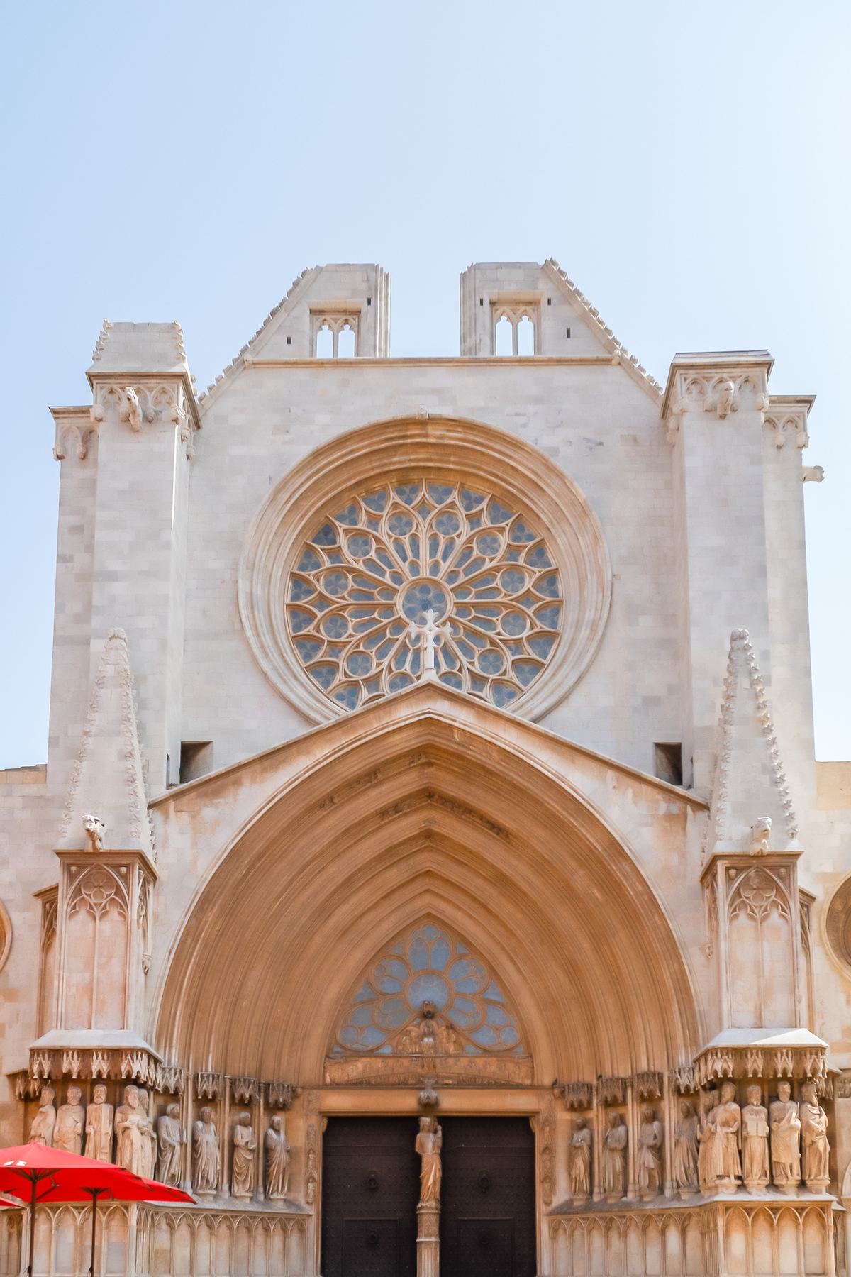 Façade gothique de la cathédrale de Tarragone et sa grande rosace.