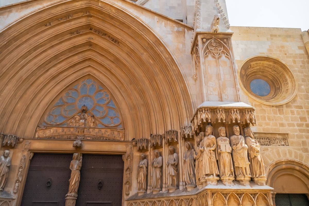 Portail gothique de la cathédrale avec les apôtres sculptés.