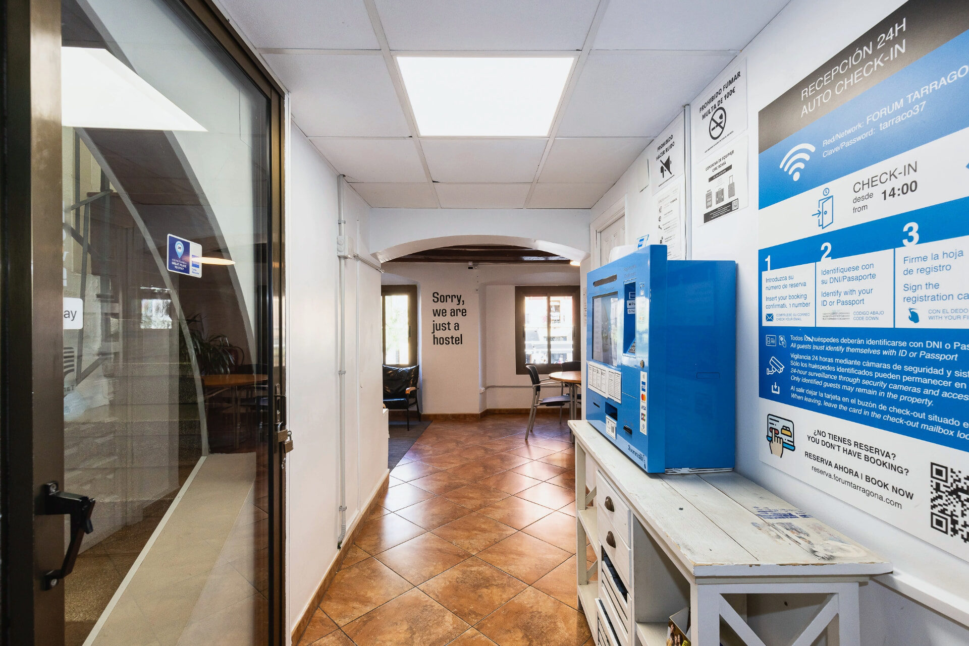Caixer automàtic de claus blau al passadís d'entrada de l'hostal.