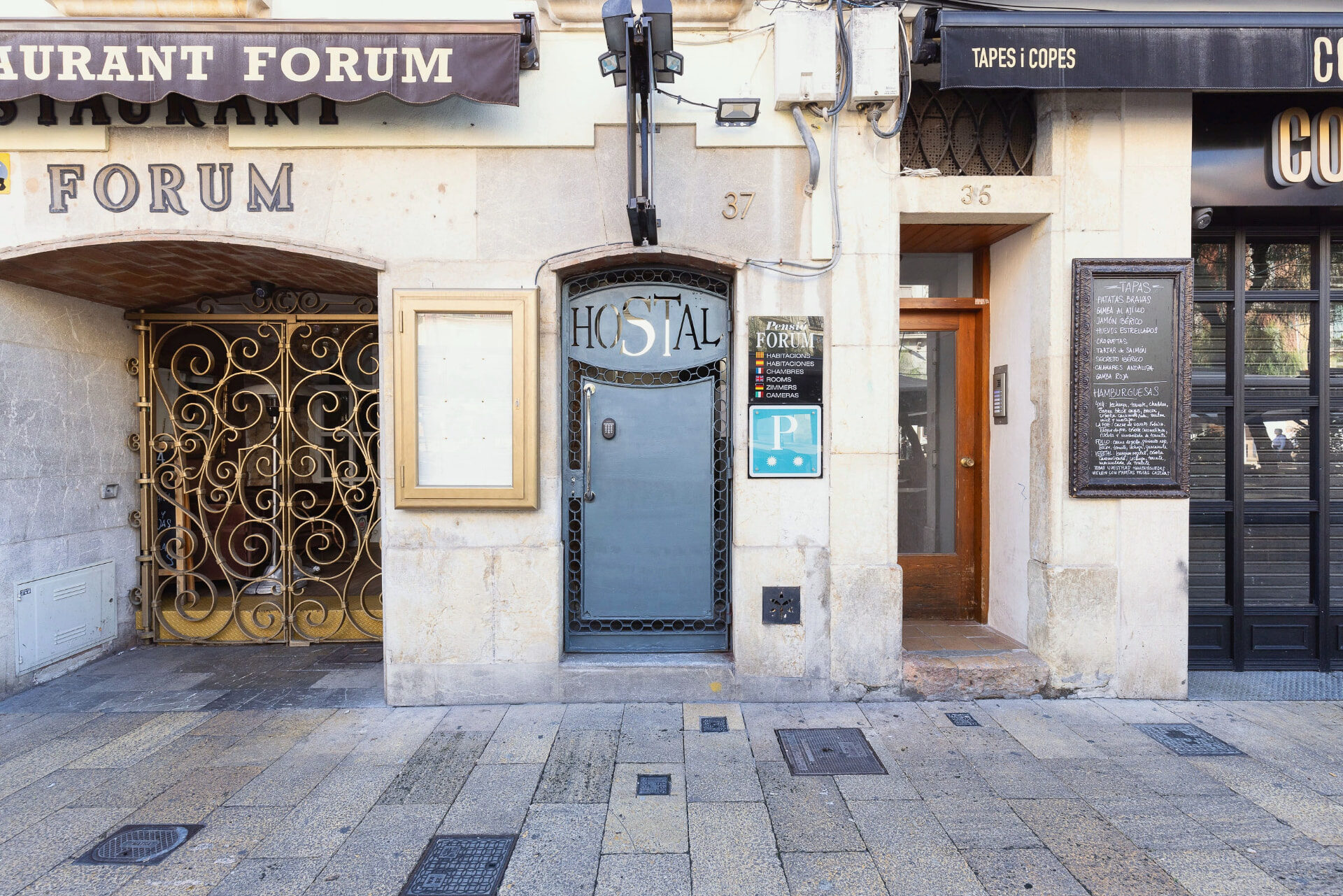 Porta d'entrada de l'Hostal Forum a la Plaça de la Font 37 de Tarragona.