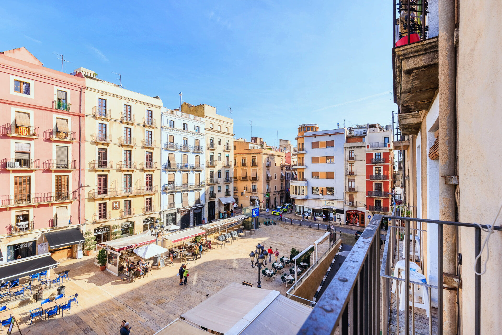 Vista de la Plaça de la Font de Tarragona des d'un balcó de l'Hostal Forum, amb els tendals de les terrasses i l'Ajuntament al fons.
