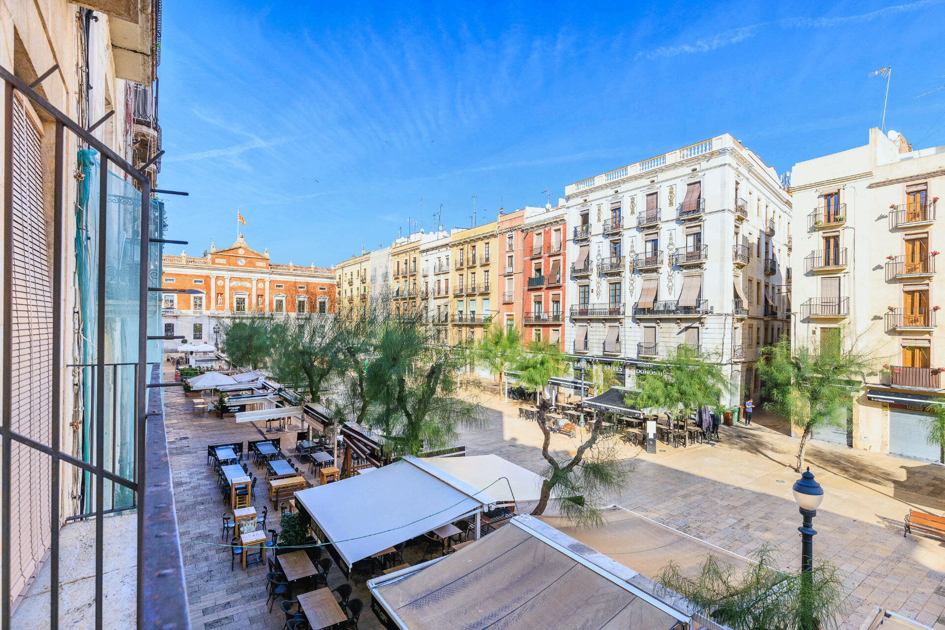 Vue de la Plaça de la Font et de la mairie depuis un balcon.